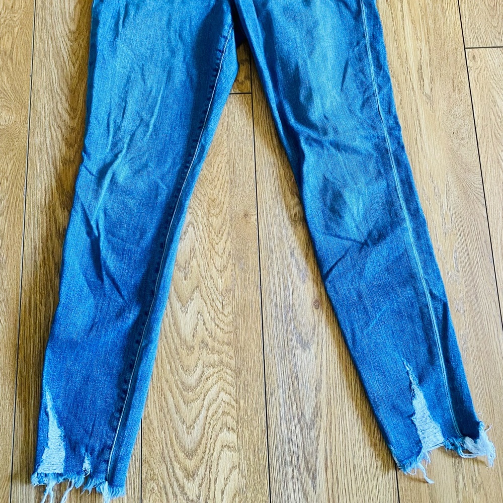 Joe's jeans high waisted, light wash, cropped w/chewed hem, great cond, size 27